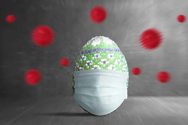 Grip Maskeli Bir Paskalya Yumurtası Mutlu Paskalyalar Grip Hastalığını Önle — Stok fotoğraf
