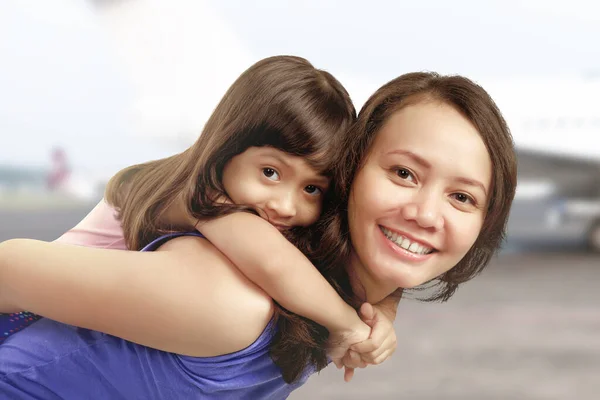 Asiatische Mutter Trägt Ihr Kleines Mädchen Auf Dem Rücken Muttertagskonzept — Stockfoto