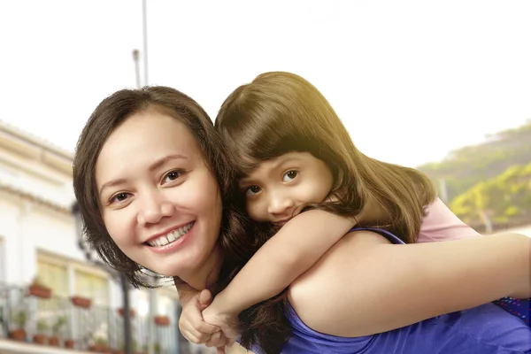 Asiatische Mutter Trägt Ihr Kleines Mädchen Auf Dem Rücken Muttertagskonzept — Stockfoto