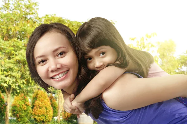 Asian Mother Carrying Her Little Girl Her Back Mothers Day — Stock Photo, Image