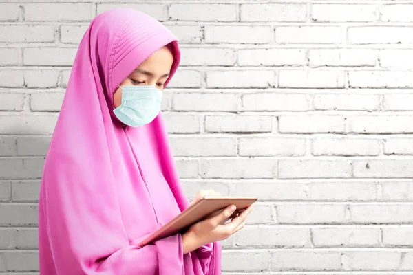 Asiatische Muslimin Mit Schleier Und Grippemaske Mit Tablette Verhinderung Der — Stockfoto