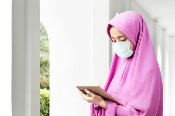 Mulher Muçulmana Asiática Véu Usando Uma Máscara Gripe Usando Tablet — Fotografia de Stock
