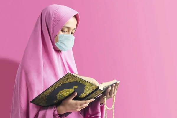 亚洲穆斯林妇女头戴面纱 戴着流感面具 手持祈祷珠子 古兰经 预防流感病毒的传播 — 图库照片