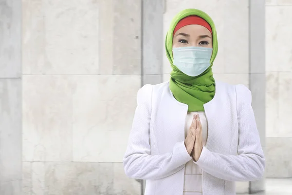 Ασιάτισσα Μουσουλμάνα Πέπλο Και Μάσκα Γρίπης Προσεύχεται Πρόληψη Της Εξάπλωσης — Φωτογραφία Αρχείου