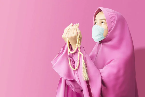 ベールの中にアジアのイスラム教徒の女性と祈りのビーズで祈るインフルエンザマスクを着用 広がるインフルエンザの病気を防ぐ コロナウイルス — ストック写真