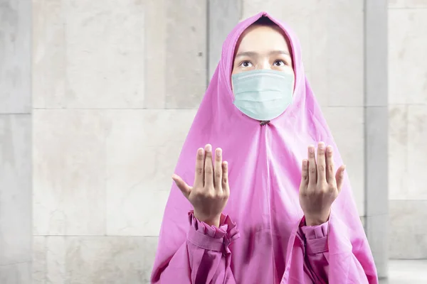 Mulher Muçulmana Asiática Véu Vestindo Máscara Gripe Enquanto Levantava Mãos — Fotografia de Stock