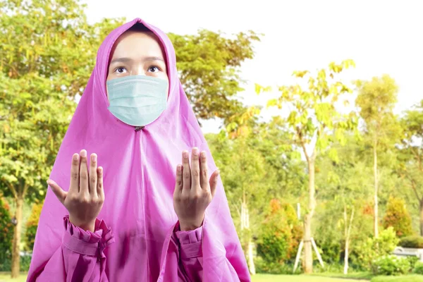 Ázsiai Muszlim Fátyolban Influenza Maszkot Visel Állva Miközben Felemelt Kézzel — Stock Fotó