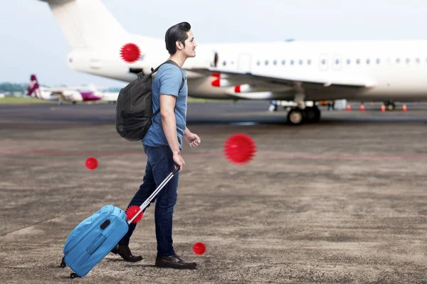 Azjata Plecakiem Walizką Podróżujący Samolotem Koronawirus Rozprzestrzeniający Się Przez Podróżujących — Zdjęcie stockowe