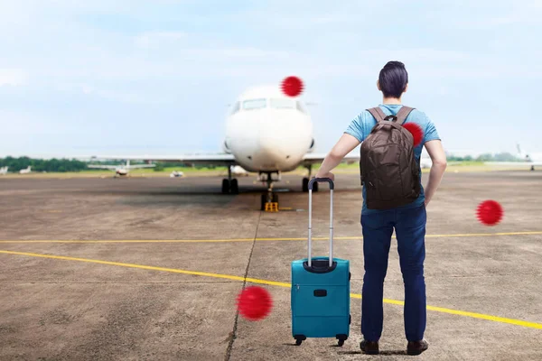 Sırt Çantalı Bavullu Asyalı Bir Adam Uçakla Seyahat Ediyor Gezgin — Stok fotoğraf