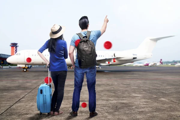 Para Azjatów Plecakiem Walizką Podróżująca Samolotem Koronawirus Rozprzestrzeniający Się Przez — Zdjęcie stockowe