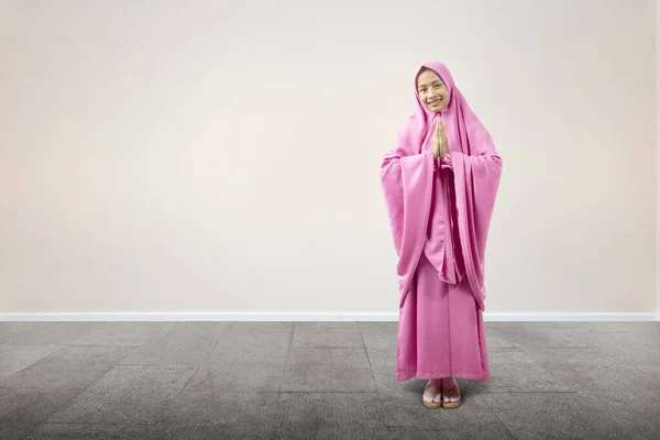 モスクの中で祈っているベールのアジア系ムスリム女性 — ストック写真