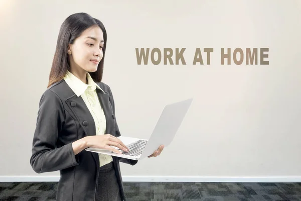 Mulher Negócios Asiática Usar Laptop Com Uma Mensagem Para Trabalho — Fotografia de Stock