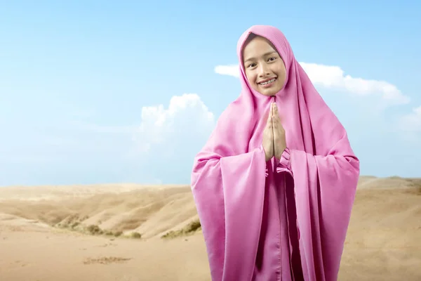Mujer Musulmana Asiática Velo Rezando Con Fondo Azul Del Cielo —  Fotos de Stock