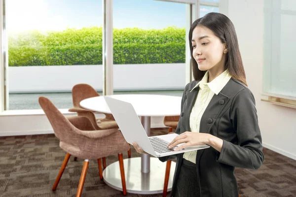 Mujer Negocios Asiática Pie Mientras Que Uso Ordenador Portátil Trabajando —  Fotos de Stock