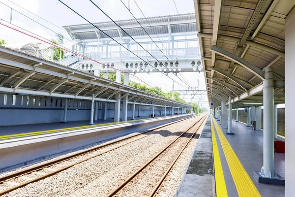 Tågstationen Med Gångbro Ovanför Den Med Blå Himmel Bakgrund — Stockfoto