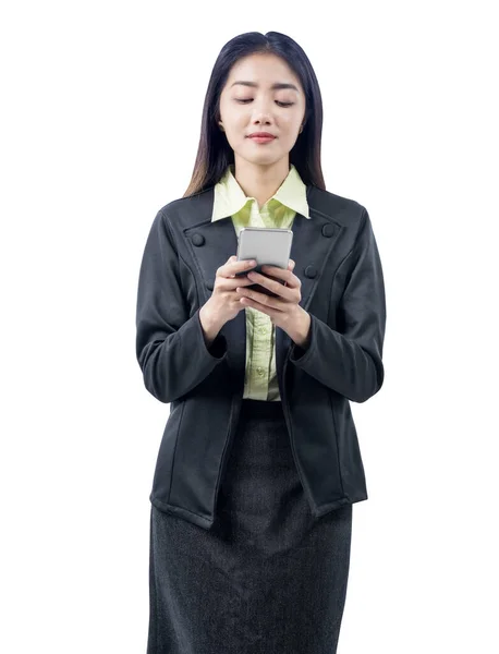 Asiatische Geschäftsfrau Steht Vor Weißem Hintergrund Während Sie Ihr Mobiltelefon — Stockfoto