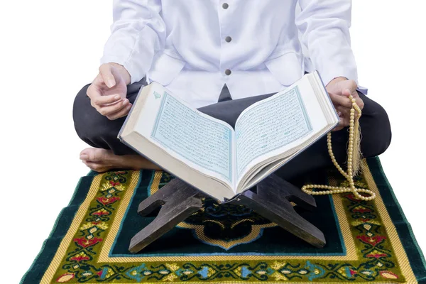 近距离观察穆斯林男子坐在祈祷毯上 头戴祈祷珠子祈祷 — 图库照片