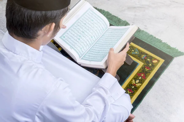 Ázsiai Muszlim Férfi Olvassa Koránt Egy Imaszőnyegen — Stock Fotó