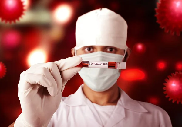 Grip Maskesi Takmış Asyalı Doktor Koruyucu Eldivenler Elinde Koronavirüs Kan — Stok fotoğraf