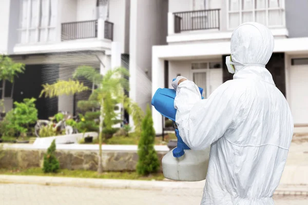 Hombre Con Traje Protector Blanco Rociando Desinfectante Carcasa Prevenir Propagación —  Fotos de Stock