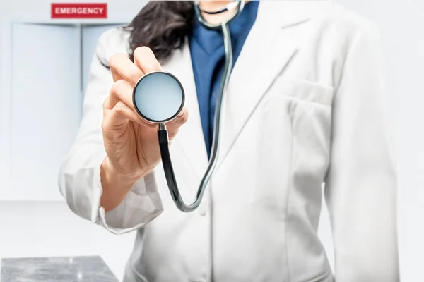 Dokter Vrouw Met Stethoscoop Stand Eerste Hulp Het Ziekenhuis — Stockfoto