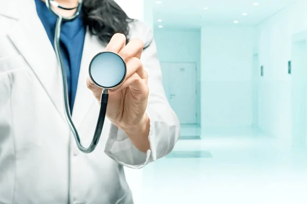 Dokter Vrouw Met Stethoscoop Stand Eerste Hulp Het Ziekenhuis — Stockfoto
