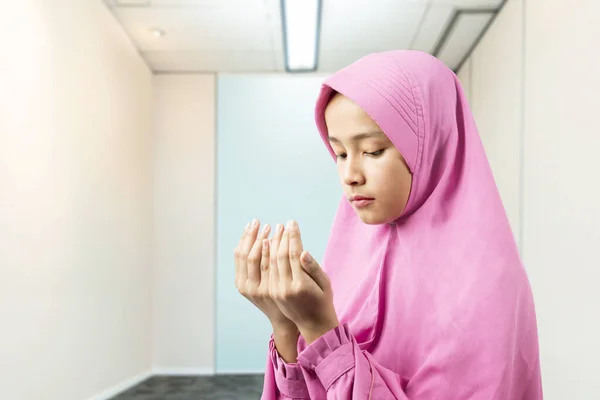 Asiatisk Muselman Kvinna Slöja Stående Stund Upphöjd Händer Och Inne — Stockfoto