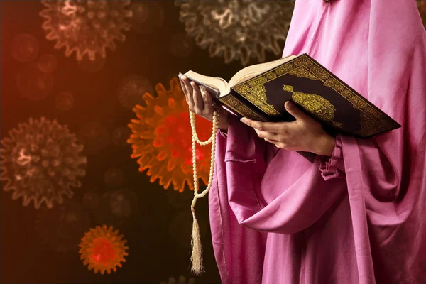 Muselman Kvinna Slöja Hållande Bön Pärlor Och Quran För Hopp — Stockfoto