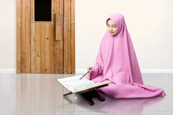 Asiatisk Muslimsk Kvinna Slöja Sitter Och Läser Koranen Hemma — Stockfoto