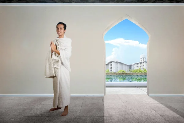 Asiatico Musulmano Uomo Ihram Vestiti Piedi Pregando Con Moschea Vista — Foto Stock