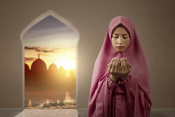 Asian Muslim Woman Veil Standing While Raised Hands Praying Mosque — Stock Photo, Image