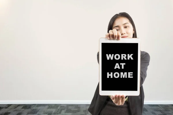 Asian Businesswoman Showing Tablet Message Work Home Screen Prevent Flu — Stock Photo, Image