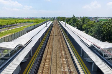 Mavi gökyüzü arka planlı tren istasyonu.