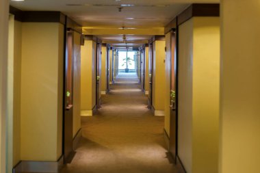 Koridorun sonunda parlak bir ışık ve cam var.