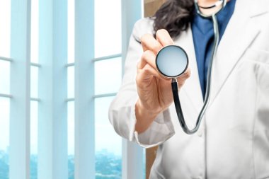 Steteskoplu doktor kadın hastanede bekliyor.