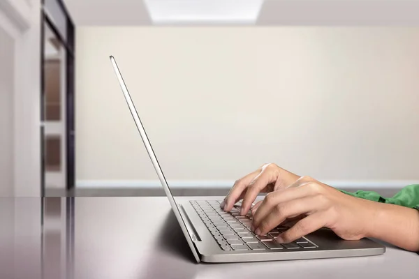 Biznesmeni Używający Laptopa Pracującego Domu Zapobieganie Chorobie Grypy Koronawirus — Zdjęcie stockowe