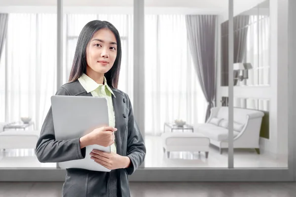 Azjatycka Bizneswoman Stojąca Podczas Noszenia Laptopa Pracującego Domu Zapobieganie Chorobie — Zdjęcie stockowe