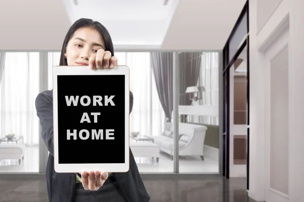 Azjatycka Bizneswoman Pokazuje Tablet Wiadomością Dla Work Domu Ekranie Zapobieganie — Zdjęcie stockowe