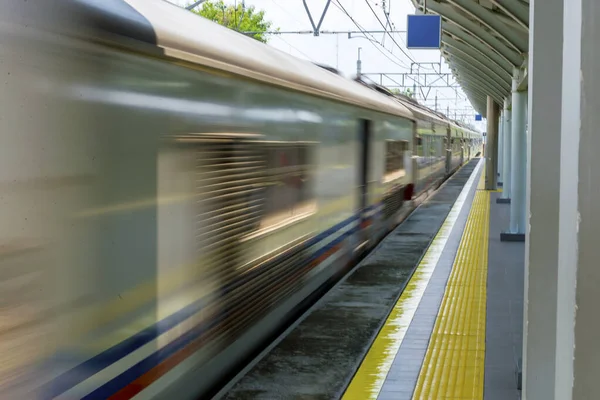 Rychlý Vlak Projíždí Stanicí Rozmazaným Pohybem — Stock fotografie