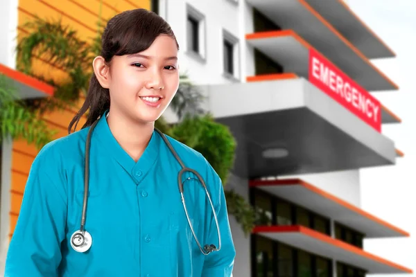 Hastanedeki Acil Servisin Önünde Steteskoplu Asyalı Doktor Kadın Duruyor — Stok fotoğraf