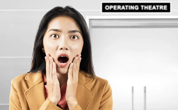 Asian Businesswoman Shocked Front Operating Theater Hospital — Stock Photo, Image