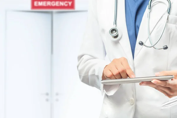 Dokter Met Stethoscoop Met Een Tablet Eerste Hulp Het Ziekenhuis — Stockfoto