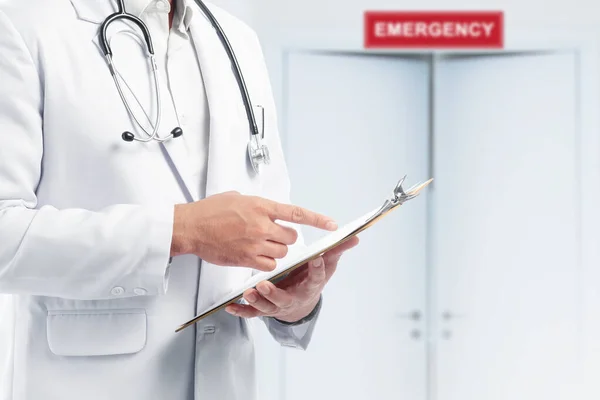 Docteur Avec Stéthoscope Tenant Presse Papiers Aux Urgences Hôpital — Photo