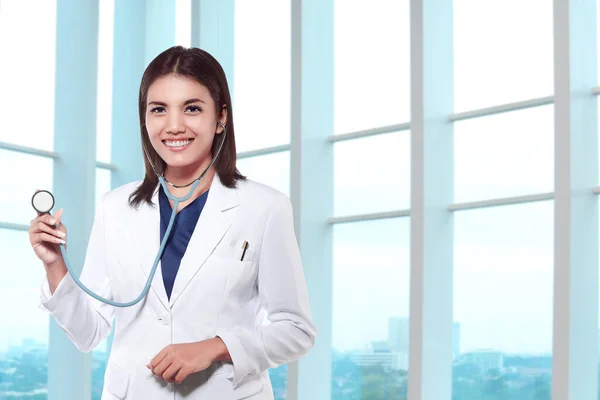 Azji Lekarz Kobieta Stetoskopem Stojący Szpitalu — Zdjęcie stockowe