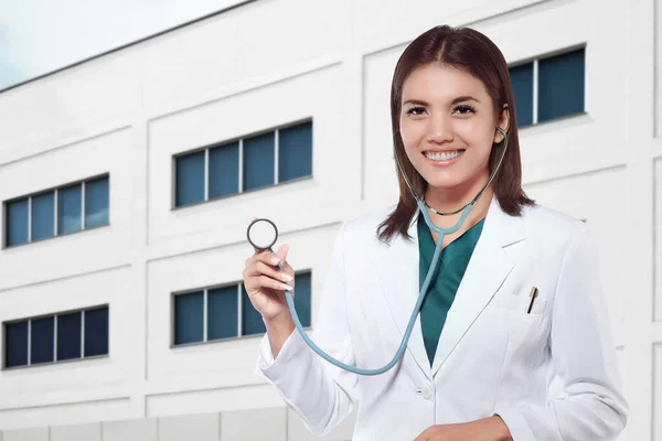 Asiatique Médecin Femme Avec Stéthoscope Debout Dehors Hôpital — Photo