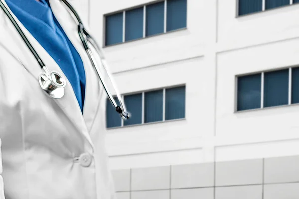 Docteur Homme Avec Stéthoscope Debout Devant Hôpital — Photo