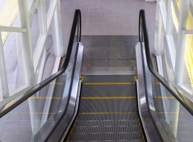 Tren istasyonunda yürüyen merdiven var.