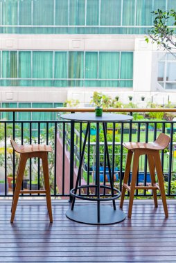 Terasta masa ve sandalye, ahşap zemin zeminli.