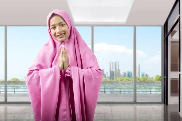 Asiatico Musulmano Donna Velo Pregando Casa — Foto Stock