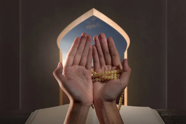 Muslimischer Mann Betet Mit Gebetsperlen Auf Den Händen Der Moschee — Stockfoto